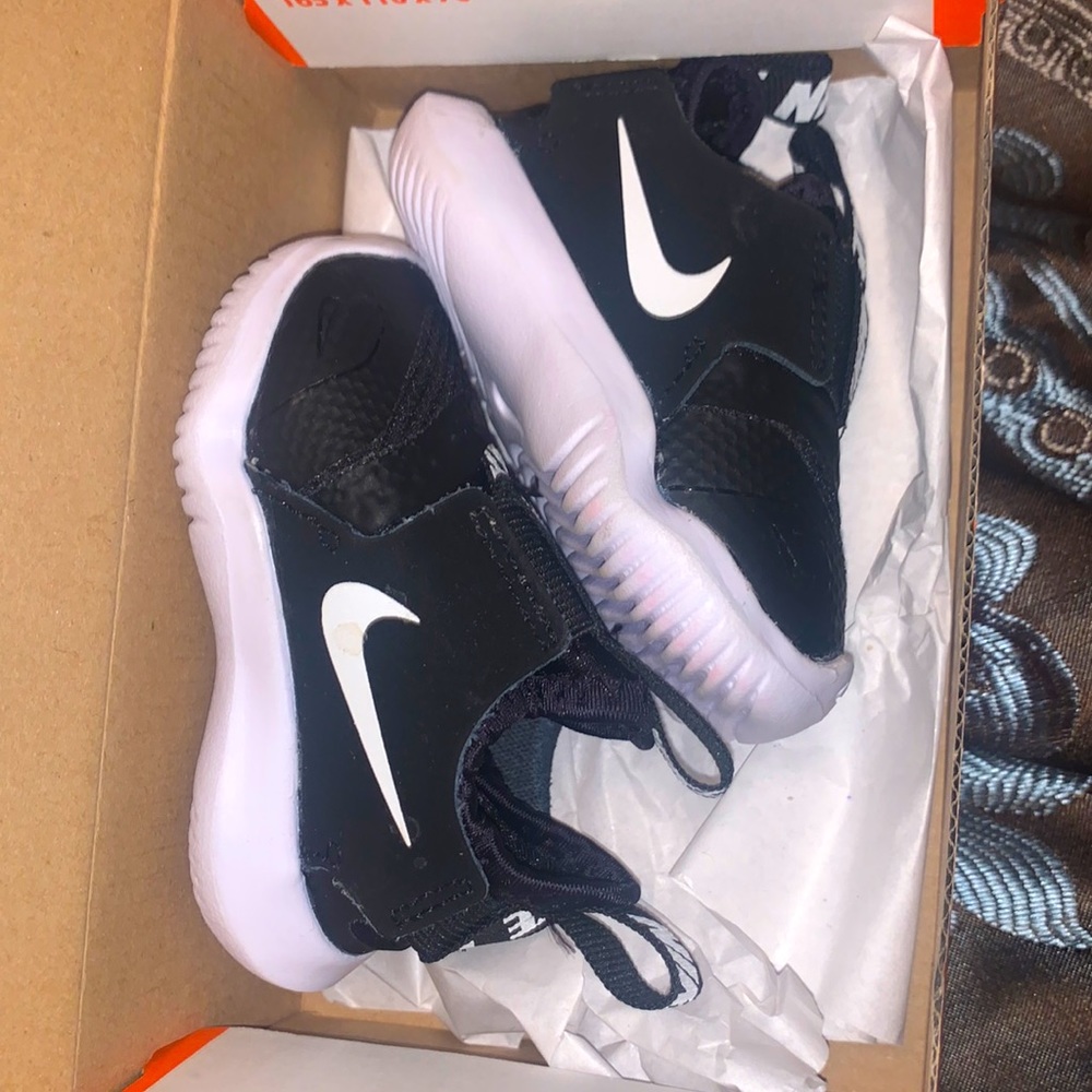2c Nike flex runner shoes . Worn once .